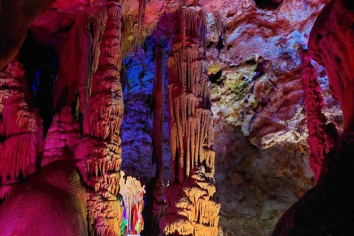 ソフィア発：ベログラトチク要塞とヴェネツァ洞窟日帰りツアー