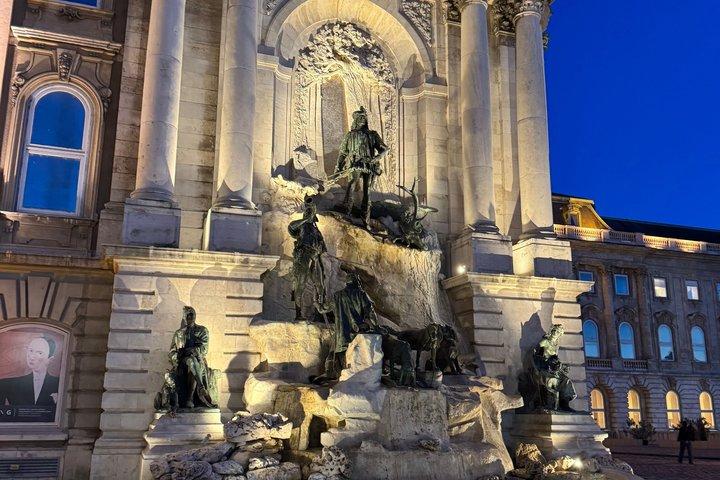 Buda Castle: Guided Walking Tour with Royal Cake Tasting