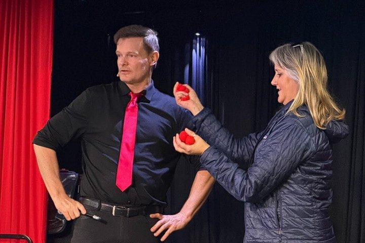OKC's Comedy Magic Show: O Teatro Mágico de Jonathan