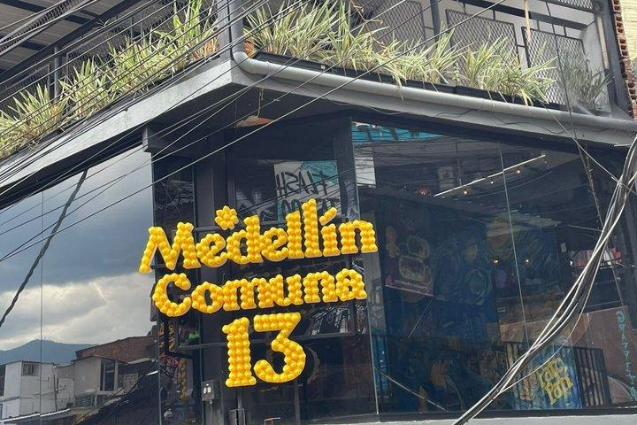 Comuna 13 & Metrocable Private Tour Medellín