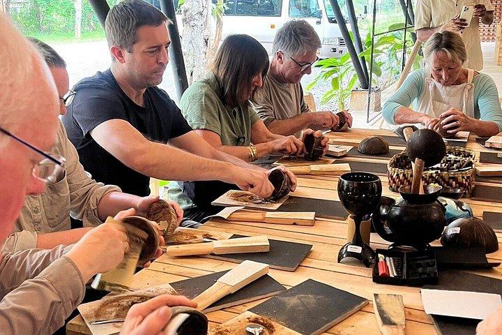 シギリヤのココナッツシェル竹細工体験