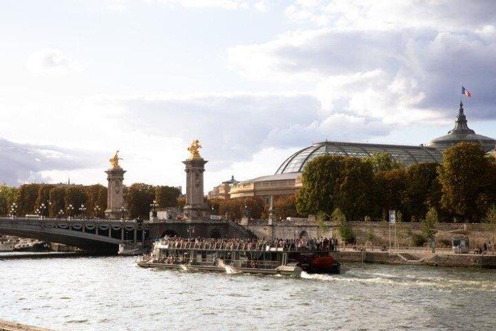 Paris - Visite guidée en voiture 2CV vintage + Croisière sur la Seine