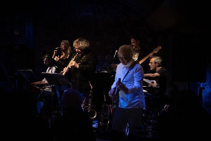 ローマのライブジャズ＆アペリティーヴォは前菜とドリンク付き