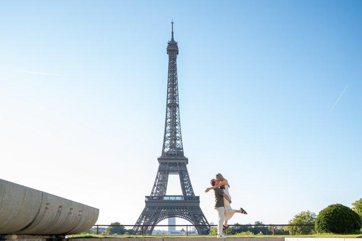 Fotoshooting in Paris mit Fotograf vor dem Eiffelturm