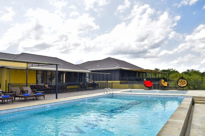 6 Days 5 Nights Kenya Safari Maasai Mara Nakuru and Naivasha Tour