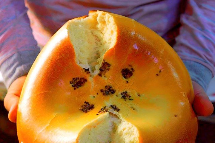 Bag legendarisk Samarkand brød i Tandir