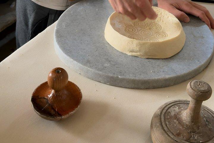 Bag legendarisk Samarkand brød i Tandir