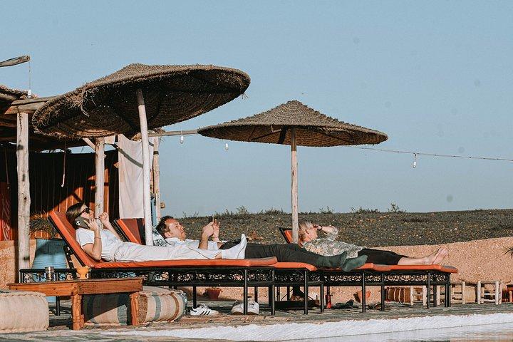 Deserto di Agafay al tramonto: quad, cammello, piscina e cena marocchina