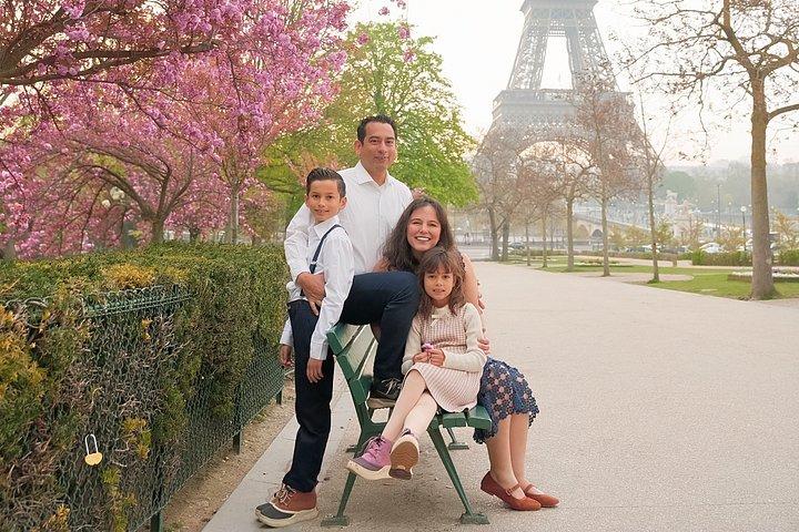 Fotoshooting in Paris mit Fotograf vor dem Eiffelturm