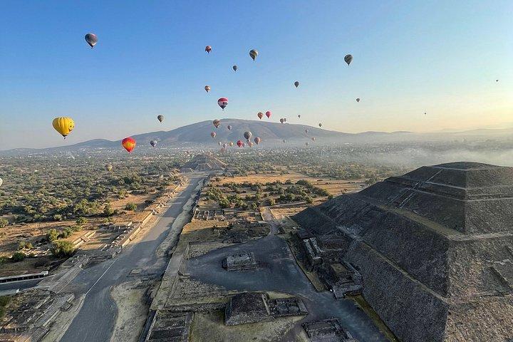メキシコシティ発バルーンフライト+グルタ朝食+テオティワカンツアー