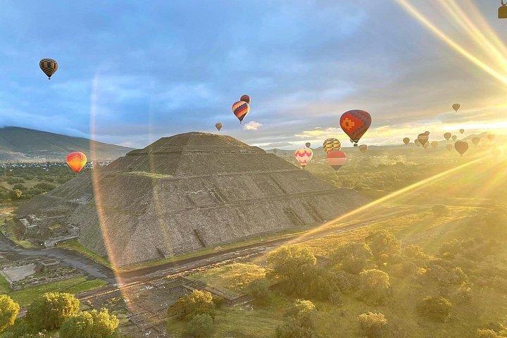 メキシコシティ発バルーンフライト+グルタ朝食+テオティワカンツアー