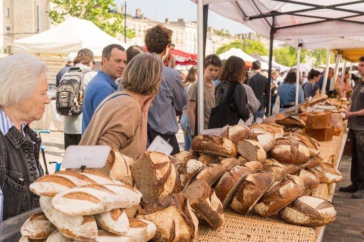 Visite privée de la gastronomie à Bordeaux : visite du marché dominical et croisière gourmande