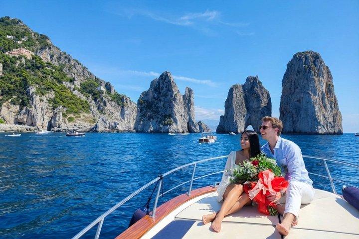 All-Inclusive-Bootstour in Capri mit Stadtbesuch