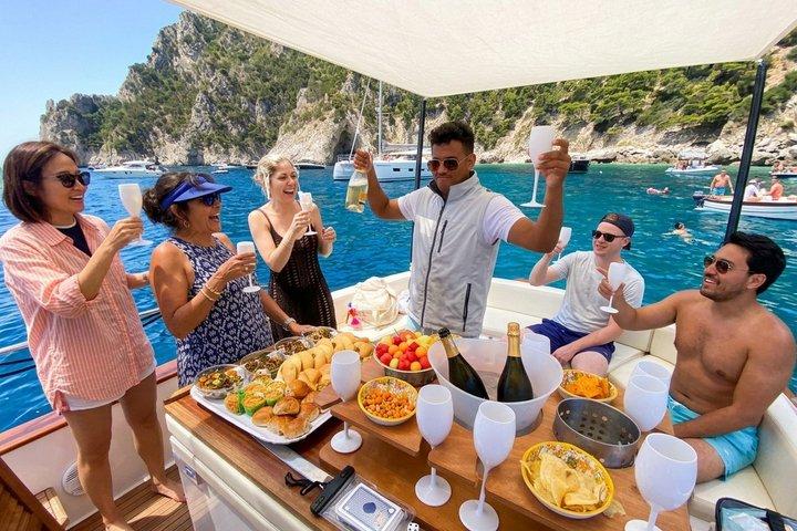 Tour todo incluido en barco Capri y City Tour desde Sorrento
