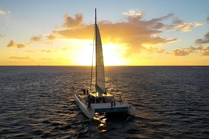 シュノーケリングでシュガービーチへプライベートピトンサンセットクルーズ