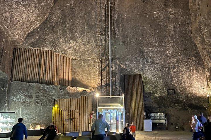 ヴィエリチカ塩鉱山：クラクフからのガイドツアー（ホテル送迎付き）
