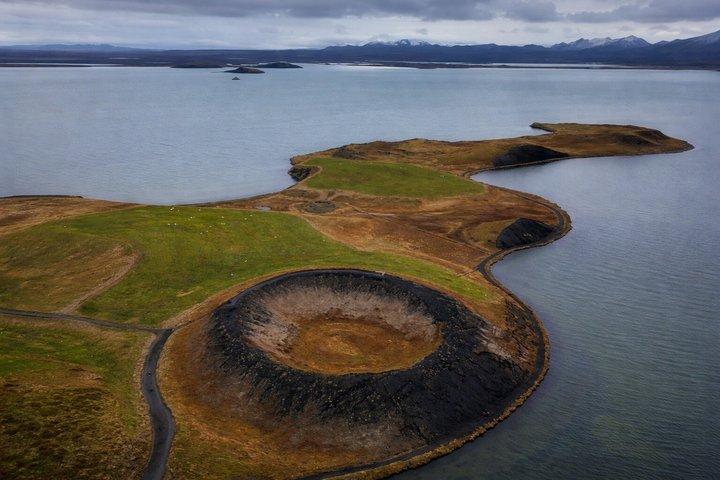 アークレイリからミーヴァトン湖と自然浴場小グループツアー