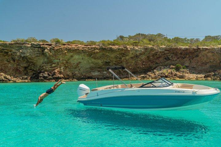 Excursion en bateau privé : Cala Bassa, Comte et criques cachées