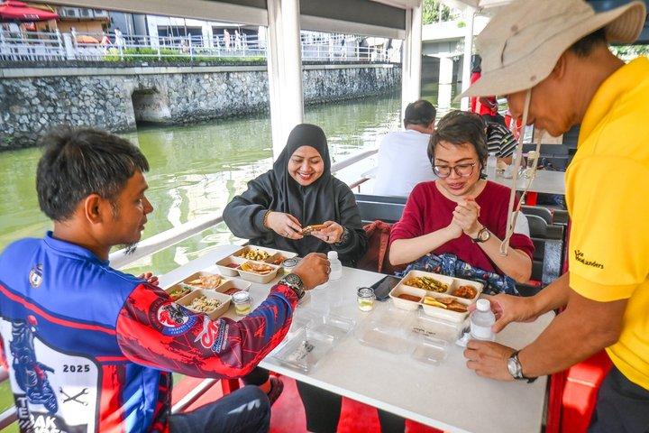 Tour in barca sul fiume Singapore di notte con cena