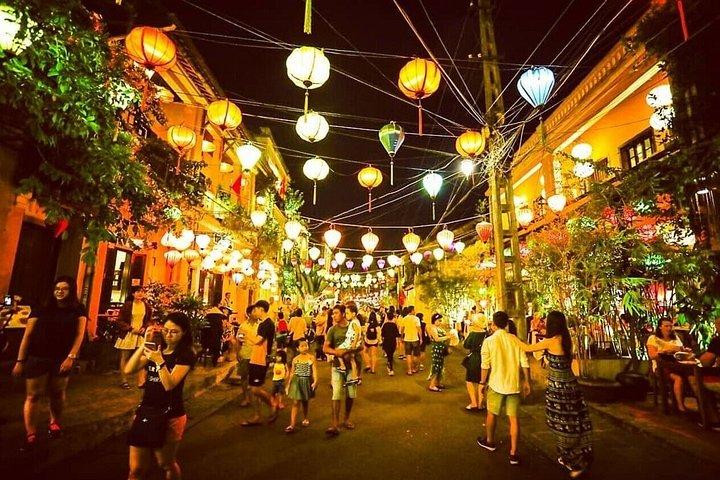 ホイアン夕暮れ市場ランタン充填川ボートライド