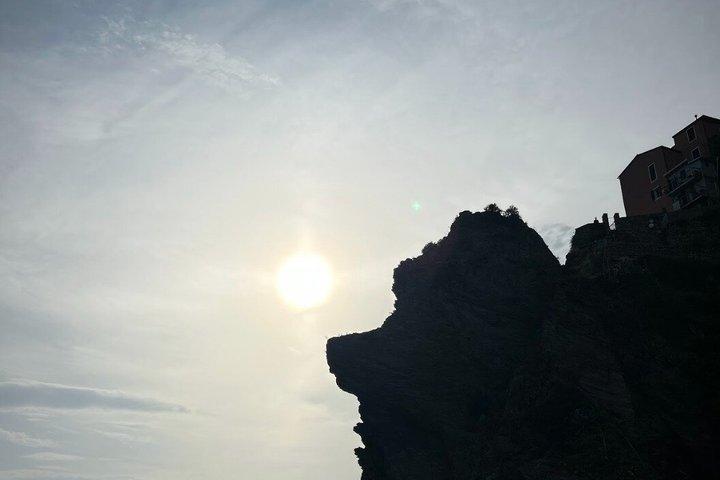 プロセッコとスイム付き小グループチンクエテレサンセットボートツアー