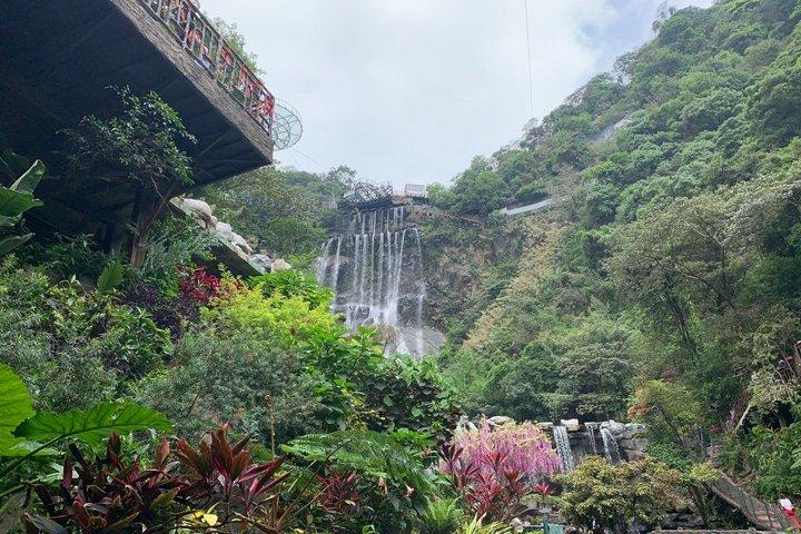 広州からGulong Canyon Glass Bridgeへのプライベートツアー