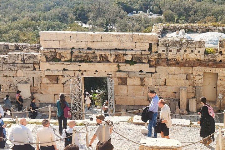 Udover ruinerne Acropolis og Museum guidet