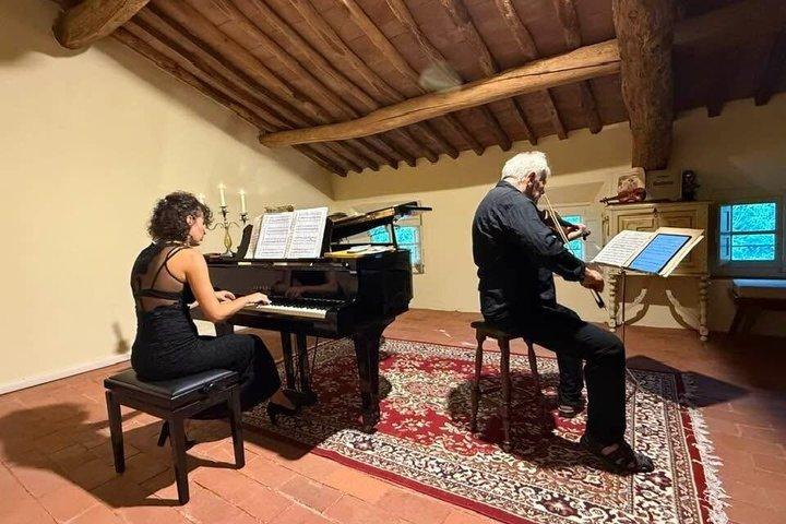 Privéconcert in het huis van de kunstenaar in de heuvels van Lucca
