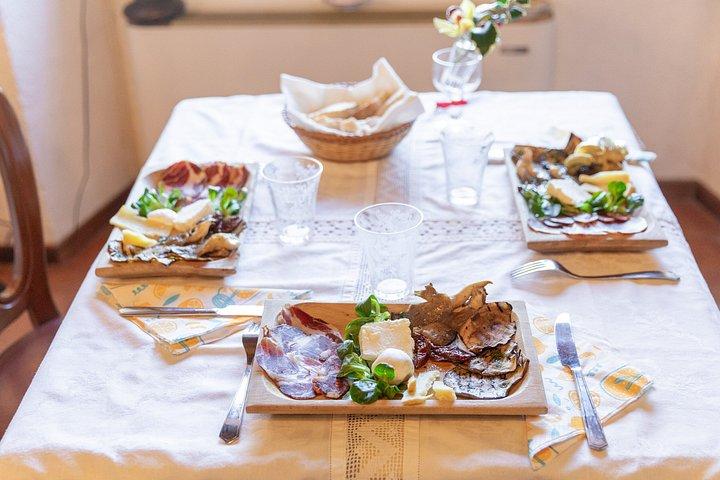 ショークッキングでコルトーナの地元の家での食事体験