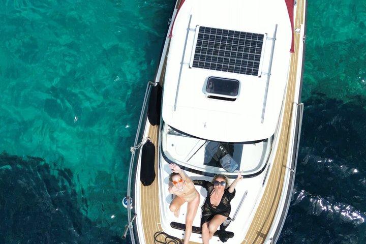 Privat båttur - grottor, snorkling, vikar och stränder
