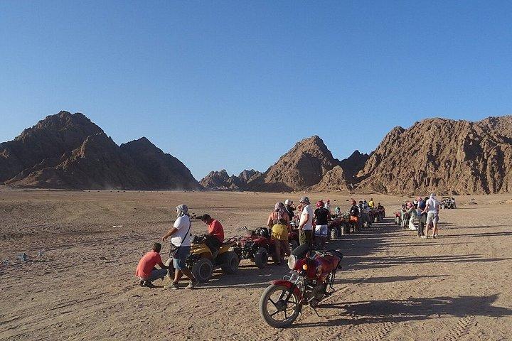 シャルム・エル・シェイクのシナイ砂漠でATVクワッドまたはバギーサファリ旅行