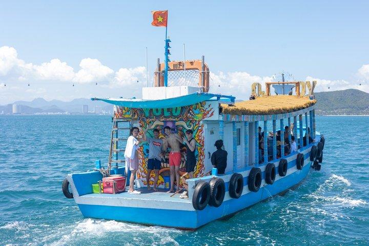 ニャチャン発コーラル リーフ シュノーケリングとフローティング バー パーティー