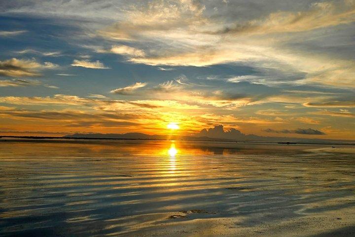 Nascer do sol na ilha flutuante de Uros