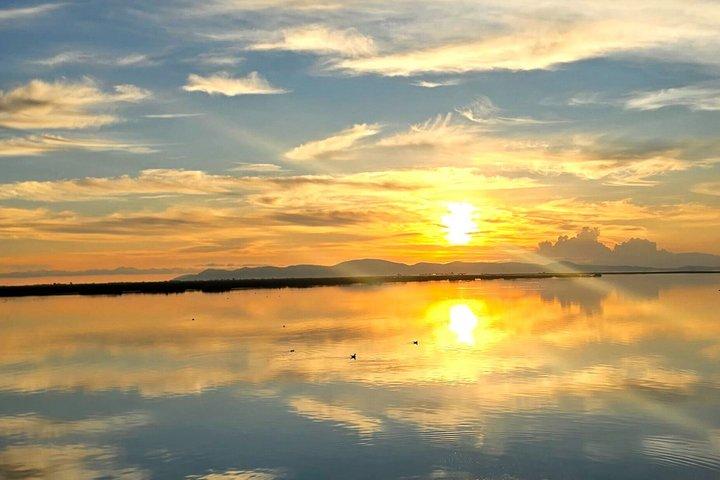 Nascer do sol na ilha flutuante de Uros