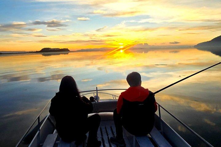 Nascer do sol na ilha flutuante de Uros