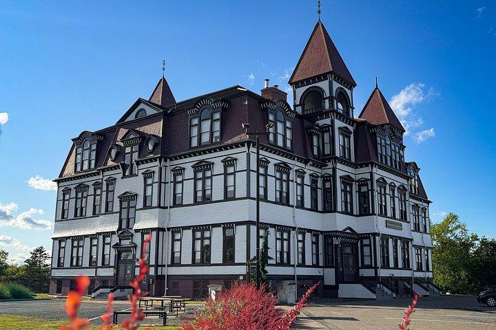 ペギーズコーブ、ルーネンバーグ、タイタニック墓地終日ツアー