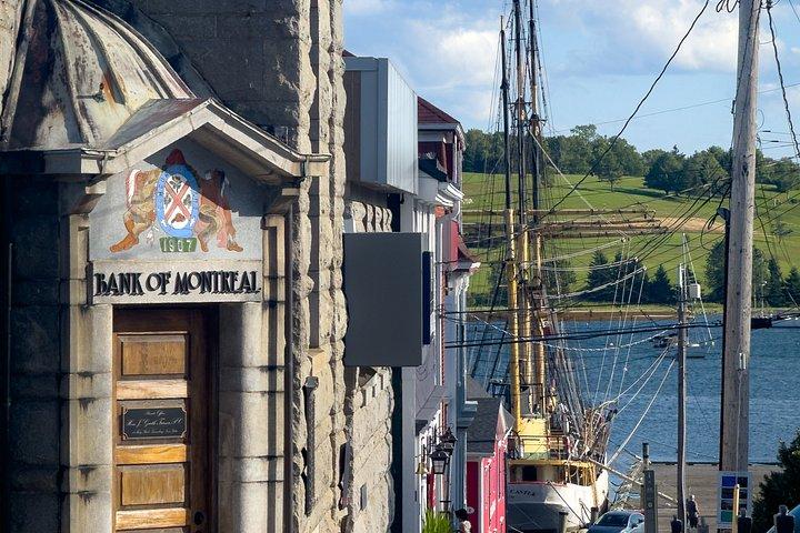 ペギーズコーブ、ルーネンバーグ、タイタニック墓地終日ツアー