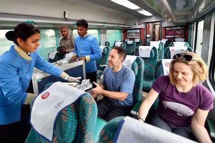 ガティマン・エクスプレス・インディア最速列車による同日アグラツアー