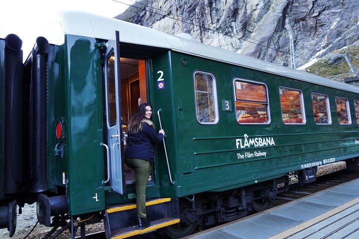 オスロ発ベルゲンセルフガイド付きフロム鉄道とフィヨルドクルーズ1日ツアー