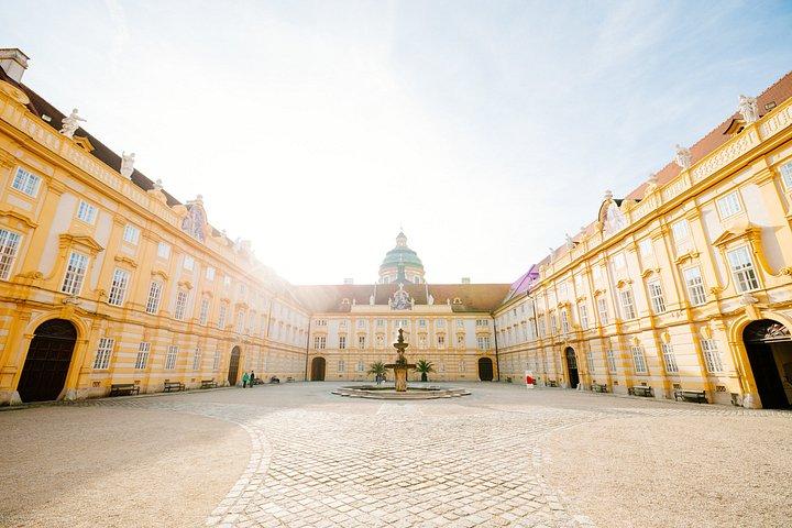 メルクで写真ストップ付きウィーン発ザルツブルクと湖日帰り旅行