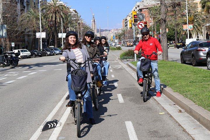 O melhor de Barcelona Walking EBike e passeio de vela com aperitivo