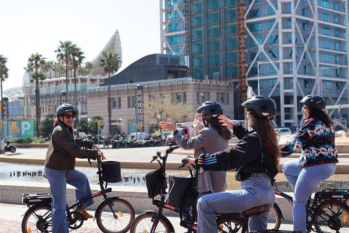 O melhor de Barcelona Walking EBike e passeio de vela com aperitivo