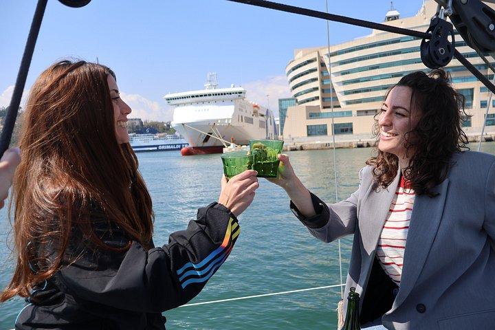 O melhor de Barcelona Walking EBike e passeio de vela com aperitivo