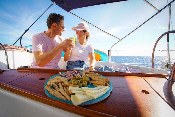 O melhor de Barcelona Walking EBike e passeio de vela com aperitivo