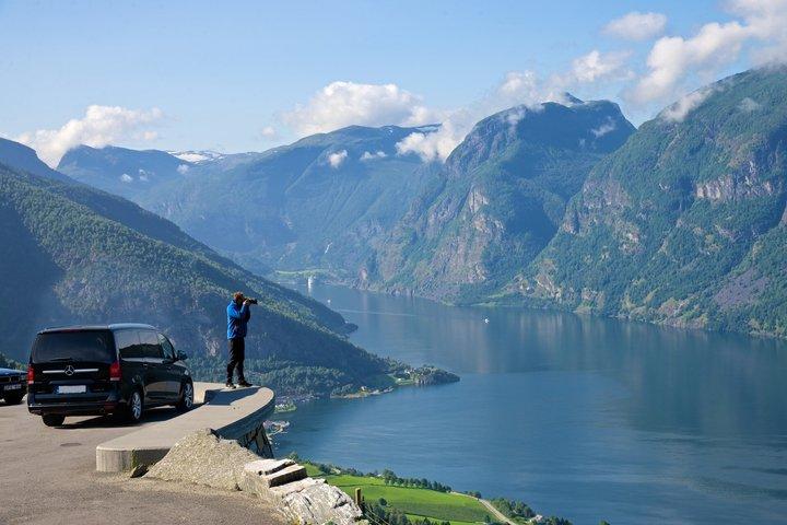 Nærøyfjord-Kreuzfahrt in kleiner Gruppe, Wikinger und Flåm-Bahn-Tagestour