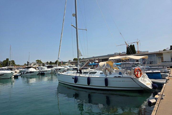 Tour in barca a vela di un'intera giornata