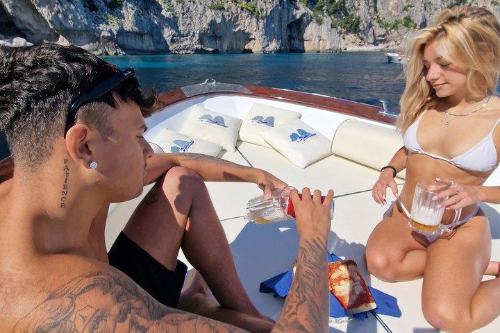 Capri Boat Tour : Small Group Luxury con Pizza e Birra