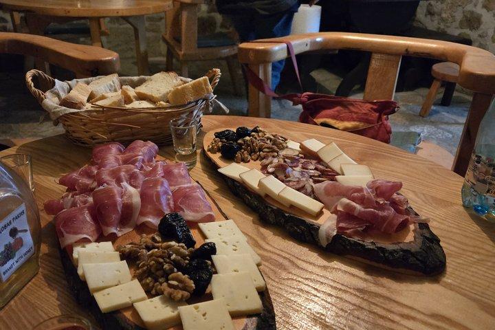 プライベート ツアー: 実家での自家製料理とワインの試飲
