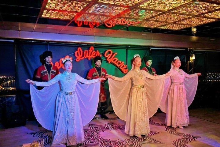 イスタンブールメガルーファーディナークルーズボスポラスとショー-Pvt.テーブル