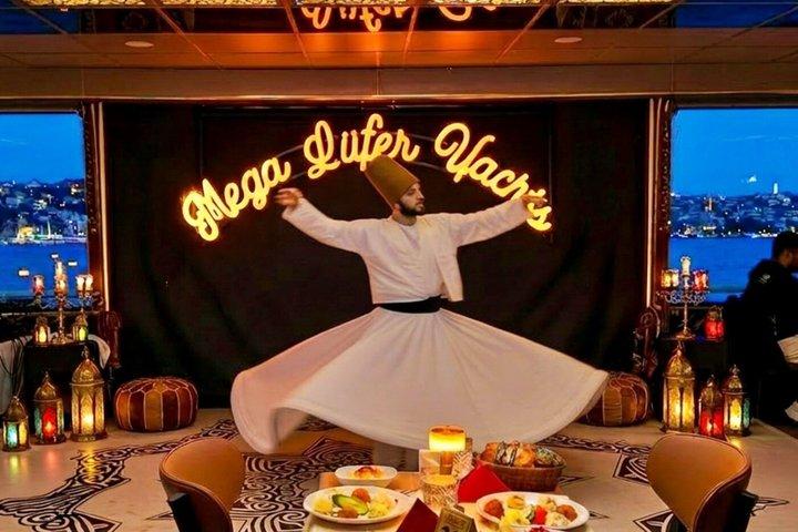 イスタンブールメガルーファーディナークルーズボスポラスとショー-Pvt.テーブル